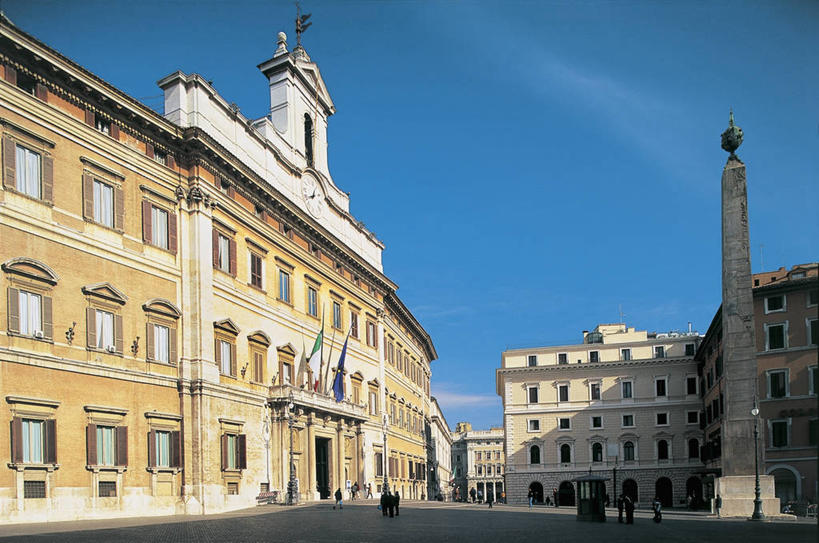 宫殿,站,横图,室外,白天,仰视,窗户,城市,建筑,路,路灯,旗帜,意大利,罗马,符号,首都,图像,天空,摄影,政府大楼,照明设备,地中海文化,南欧,主题,政府,自然现象,视角,计时工具,构图,罗马省,钟,步行,彩图,低角度拍摄,旅行,时空,传统文化