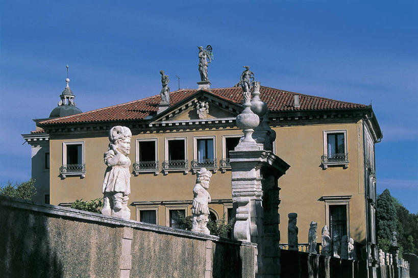 无人,横图,室外,白天,仰视,植物,窗户,建筑,雕塑,意大利,欧洲,雕像,云,图像,树,蓝色,天空,摄影,人造,圆顶建筑,地中海文化,南欧,主题,自然现象,视角,意大利文化,威尼托大区,构图,维琴察,彩图,低角度拍摄,旅行,时空,传统文化