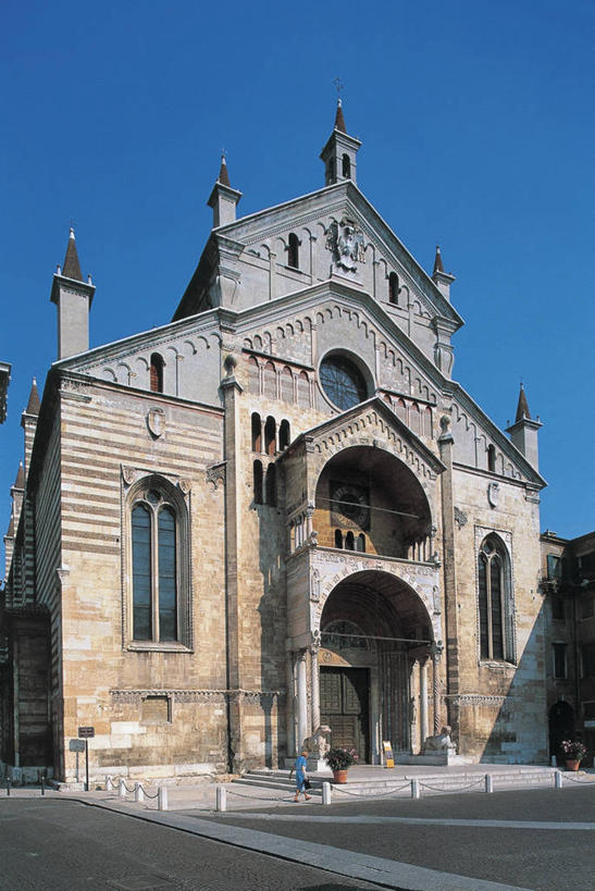 成年人,教堂,竖图,室外,白天,植物,窗户,门,建筑,意大利,欧洲,朦胧,模糊,标志,酒类,图像,酒,饮料,蓝色,天空,摄影,宗教,基督教,地中海文化,南欧,主题,交通标志,威尼托大区,万里无云,蒸馏酒,烈酒,构图,灵性,维罗纳,彩图,旅行,大教堂,时空,传统文化