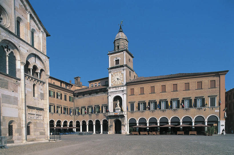 无人,横图,室外,白天,建筑,意大利,欧洲,伞,雨伞,遮阳伞,柱子,长椅,塔,图像,阳伞,钟塔,座位,蓝色,天空,摄影,人造,太阳伞,地中海文化,南欧,主题,市政厅,意大利文化,万里无云,意大利共和国,构图,摩德纳,艾米利亚.罗马涅,艾米利亚.罗马涅大区,蒙达普西安诺,彩图,旅行,时空,传统文化