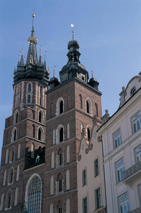 无人,教堂,竖图,室外,白天,仰视,窗户,城市,建筑,欧洲,波兰,图像,蓝色,天空,摄影,宗教,基督教,宗教建筑,都市风光,主题,视角,东欧,万里无云,构图,克拉科夫,圣玛丽教堂,彩图,低角度拍摄,旅行,时空