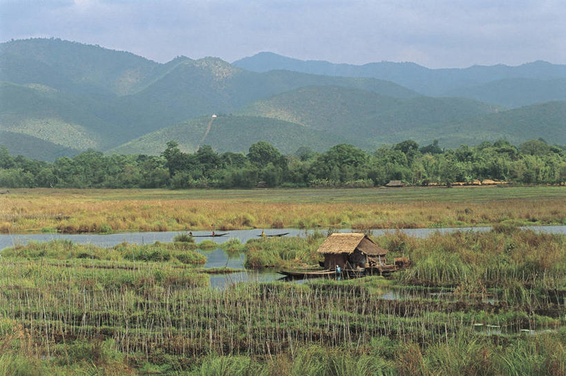 划艇,三个人,横图,室外,白天,湖,丘陵,山,植物,船,缅甸,朦胧,模糊,岛,图像,树,自然,概念,运输,摄影,宁静,主题,地貌,构图,印度支那,掸邦,死水,休闲活动,彩图,旅行,时空,发展中国家