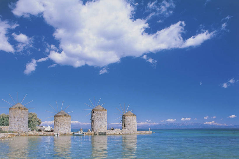 无人,横图,室外,白天,农业,海洋,水,建筑,船,风车,希腊,欧洲,波纹,反射,风力,岛,地平线,水平线,云,天气,图像,天空,运输,摄影,能源,环境,人造,爱琴海,地中海,地中海文化,南欧,希腊文化,主题,自然现象,替代能源,爱琴海群岛,环境保护,地貌,构图,彩图,旅行,奇奥斯岛,时空,传统文化