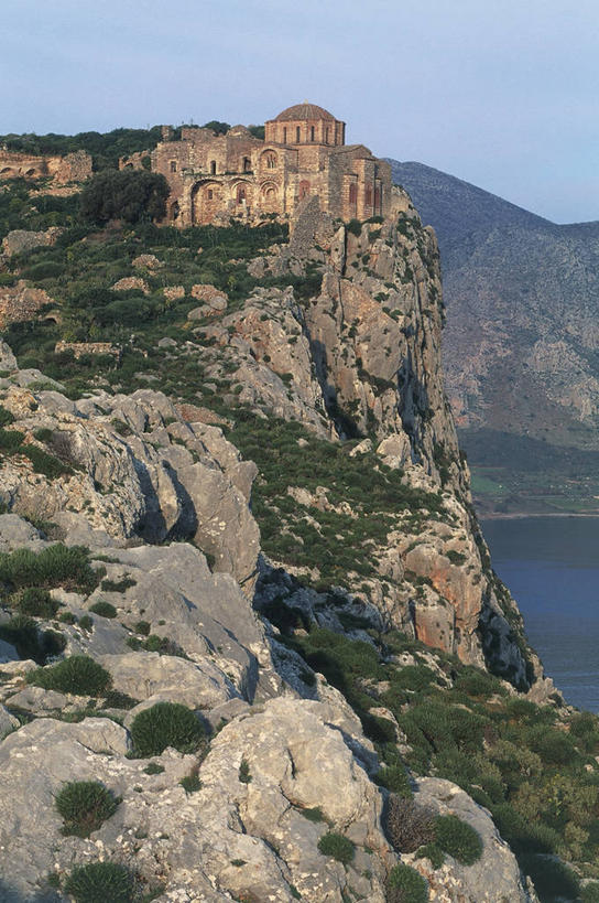 无人,教堂,竖图,室外,白天,仰视,山,山脉,植物,希腊,欧洲,波纹,岛,悬崖,酒类,图像,酒,树,饮料,摄影,宗教,人造,基督教,宗教建筑,岩层,地中海文化,南欧,主题,视角,地貌,蒸馏酒,烈酒,构图,灵性,伯罗奔尼撒,拉科尼亚,岩石,彩图,低角度拍摄,旅行,大教堂,时空,传统文化