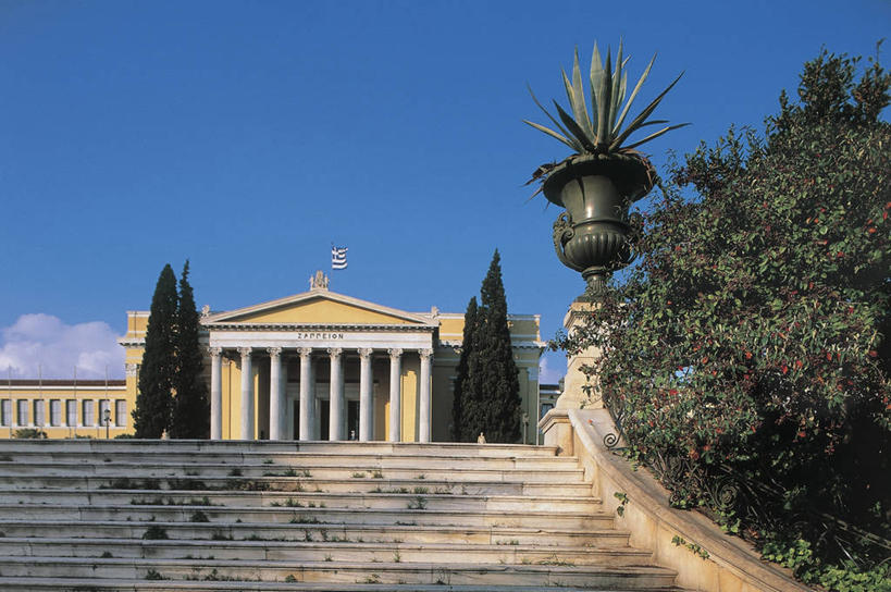 无人,宫殿,横图,室外,白天,仰视,植物,城市,建筑,旗帜,希腊,欧洲,符号,柱子,云,首都,图像,台阶,树,蓝色,天空,摄影,人造,地中海文化,都市风光,南欧,希腊文化,主题,自然现象,视角,构图,阿提卡,中部希腊大区,彩图,低角度拍摄,旅行,希腊国旗,时空,传统文化