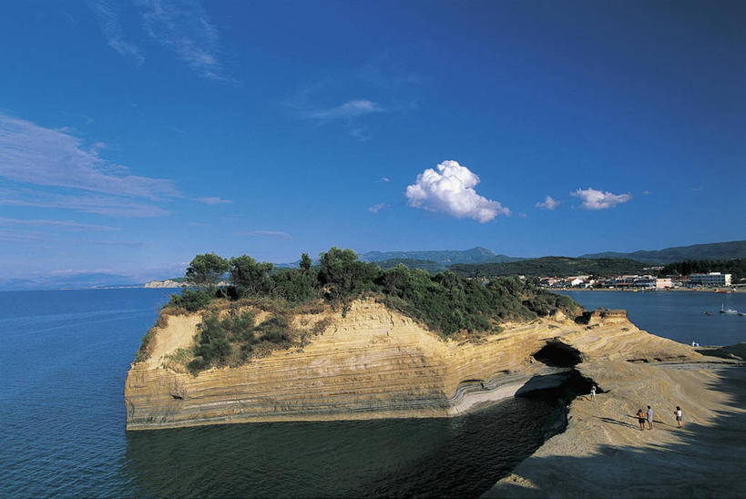成年人,四个人,人群,横图,俯视,室外,白天,度假,海洋,美景,水,植物,建筑,希腊,欧洲,行人,游客,游人,波纹,岛,海岸线,景观,流水,悬崖,云,图像,路人,旅客,树,风景,天空,自然,波浪,概念,景色,摄影,宁静,年龄,人造,地中海,岩层,地中海文化,南欧,自然风光,主题,自然现象,视角,地貌,构图,潮汐,过客,科孚,自然地理,海滩,岩石,彩图,高角度拍摄,旅行,时空,传统文化,艾奥尼亚群岛,爱奥尼亚海