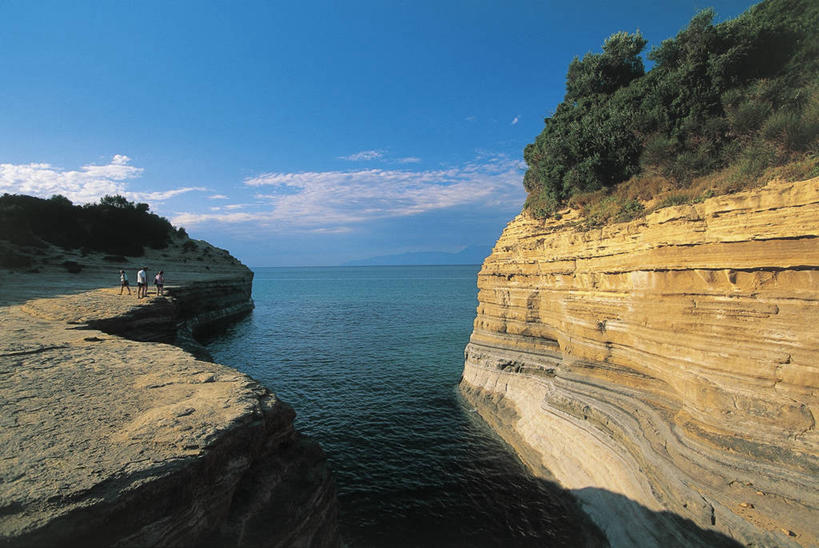 成年人,四个人,横图,室外,白天,度假,海洋,美景,水,植物,希腊,欧洲,行人,游客,游人,波纹,岛,地平线,海岸线,景观,流水,水平线,悬崖,云,图像,路人,旅客,树,风景,天空,自然,波浪,概念,景色,摄影,宁静,年龄,地中海,岩层,地中海文化,南欧,自然风光,主题,自然现象,地貌,构图,潮汐,地质学,过客,科孚,自然地理,海滩,岩石,彩图,旅行,时空,传统文化,艾奥尼亚群岛,爱奥尼亚海