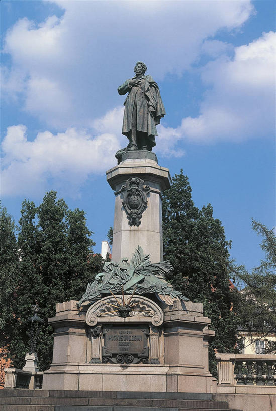 无人,竖图,室外,白天,仰视,植物,城市,建筑,雕塑,欧洲,波兰,雕像,文字,云,纪念碑,首都,图像,树,天空,摄影,英文字母,人造,主题,自然现象,视角,东欧,构图,华沙,马佐夫舍,大写字母,彩图,低角度拍摄,旅行,时空