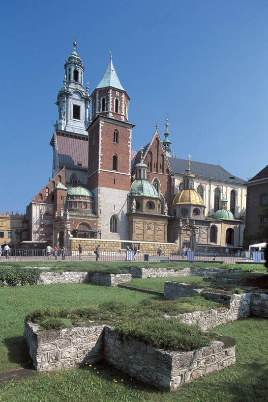 成年人,人群,教堂,栏杆,竖图,室外,白天,城市,建筑,欧洲,波兰,阴影,朦胧,模糊,十字架,城堡,拱门,酒类,许多人,图像,历史,酒,草,饮料,天空,地标建筑,一群人,摄影,宗教,年龄,人造,基督教,圆顶建筑,宗教建筑,都市风光,边界,主题,东欧,万里无云,蒸馏酒,烈酒,构图,灵性,克拉科夫,小波兰省,男人,男性,女人,女性,彩图,旅行,大教堂,时空,瓦维尔主教座堂