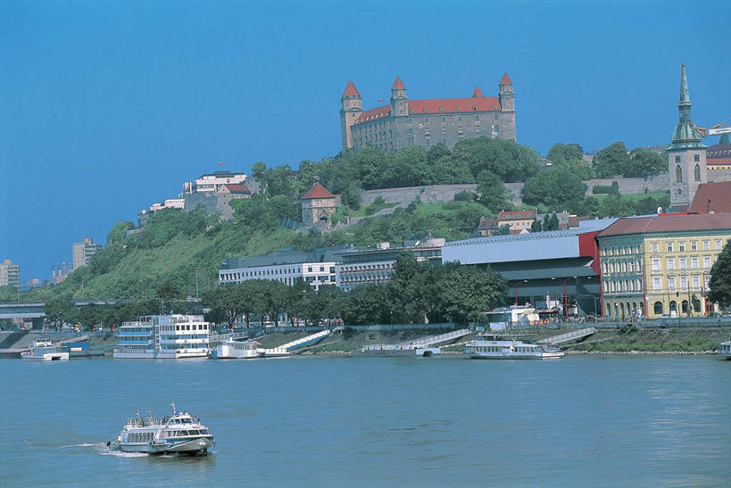无人,横图,室外,白天,旅途,河流,山,植物,城市,建筑,船,客轮,欧洲,斯洛伐克,城堡,流水,首都,图像,历史,树,天空,地标建筑,运输,摄影,人造,都市风光,主题,观光船,东欧,地貌,万里无云,多瑙河,构图,布拉迪斯拉发,布拉迪斯拉发城堡,彩图,旅行,时空