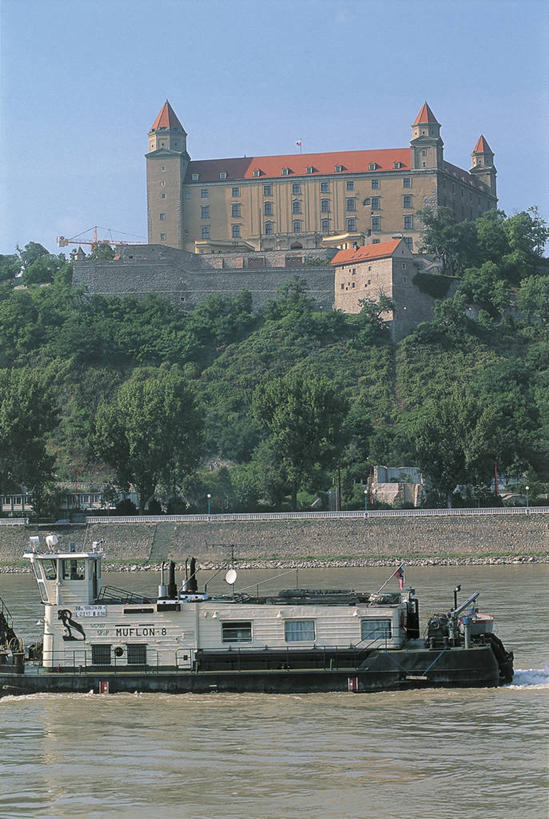 无人,竖图,室外,白天,安全,河流,山,植物,城市,建筑,路灯,船,旗帜,欧洲,斯洛伐克,符号,城堡,流水,围墙,首都,图像,历史,树,天空,地标建筑,概念,运输,摄影,保护,人造,照明设备,都市风光,主题,东欧,地貌,万里无云,多瑙河,构图,布拉迪斯拉发,布拉迪斯拉发城堡,彩图,旅行,时空,驳船