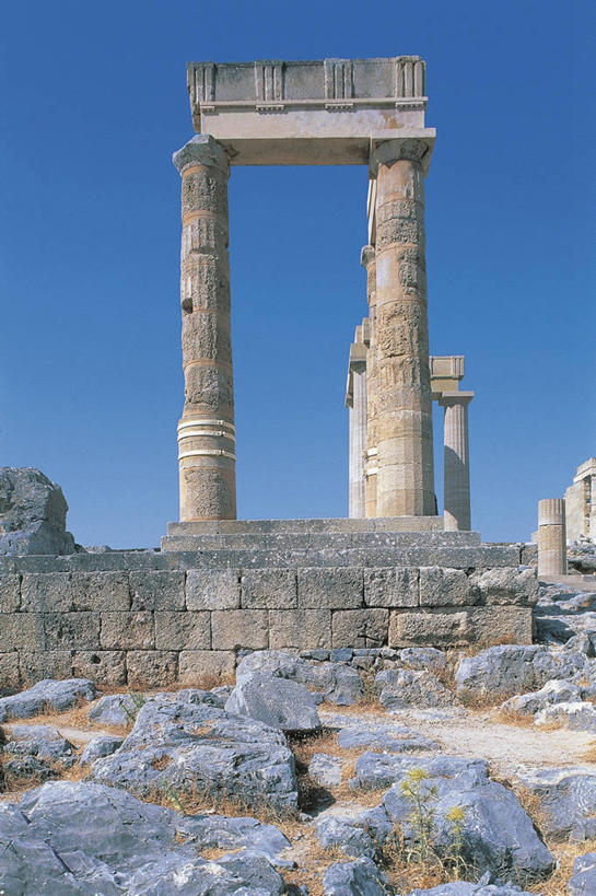 无人,寺庙,竖图,室外,白天,仰视,建筑,希腊,欧洲,柱子,岛,图像,历史,废墟,草,天空,摄影,宗教,宗教建筑,林多斯,地中海文化,南欧,希腊文化,主题,视角,爱琴海群岛,多德卡尼斯群岛,地貌,万里无云,构图,古希腊,古代文明,彩图,低角度拍摄,旅行,时空,传统文化,状态