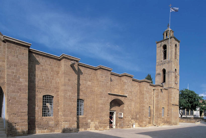 成年人,一个人,教堂,栏杆,横图,室外,白天,植物,窗户,建筑,旗帜,塞浦路斯,亚洲,仅一个男性,阴影,朦胧,模糊,符号,十字架,云,拱门,塔,酒类,首都,图像,酒,树,饮料,天空,摄影,宗教,年龄,人造,中东,基督教,宗教建筑,地中海文化,南欧,边界,主题,西亚,自然现象,东亚人,蒸馏酒,烈酒,构图,灵性,塞浦路斯共和国,尼科西亚,亚洲人,彩图,旅行,大教堂,时空,传统文化