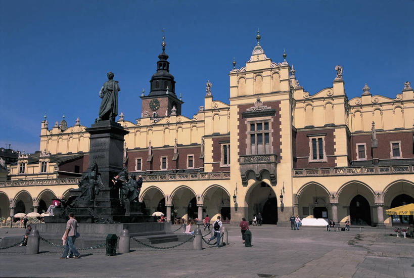 成年人,人群,广场,横图,室外,白天,度假,城市,建筑,雕塑,欧洲,波兰,行人,游客,游人,标志,雕像,符号,拱门,塔,许多人,图像,标识,钟塔,路人,旅客,蓝色,天空,地标建筑,一群人,摄影,铁环,锁链,链条,年龄,人造,束缚,限制,主题,底座,东欧,万里无云,约束,性别符号,构图,克拉科夫,过客,小波兰省,纺织会馆,男人,男性,彩图,旅行,时空,男性符号