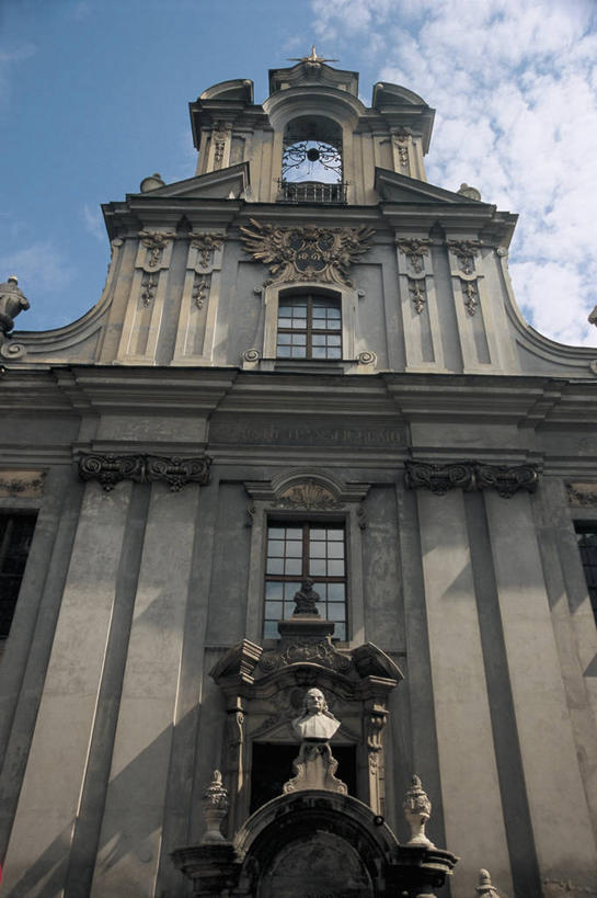 无人,竖图,室外,白天,仰视,建筑,雕塑,欧洲,波兰,雕像,云,拱门,酒类,图像,酒,饮料,天空,地标建筑,摄影,宗教,人造,基督教,宗教建筑,主题,自然现象,视角,东欧,蒸馏酒,烈酒,构图,灵性,克拉科夫,小波兰省,彩图,低角度拍摄,旅行,时空