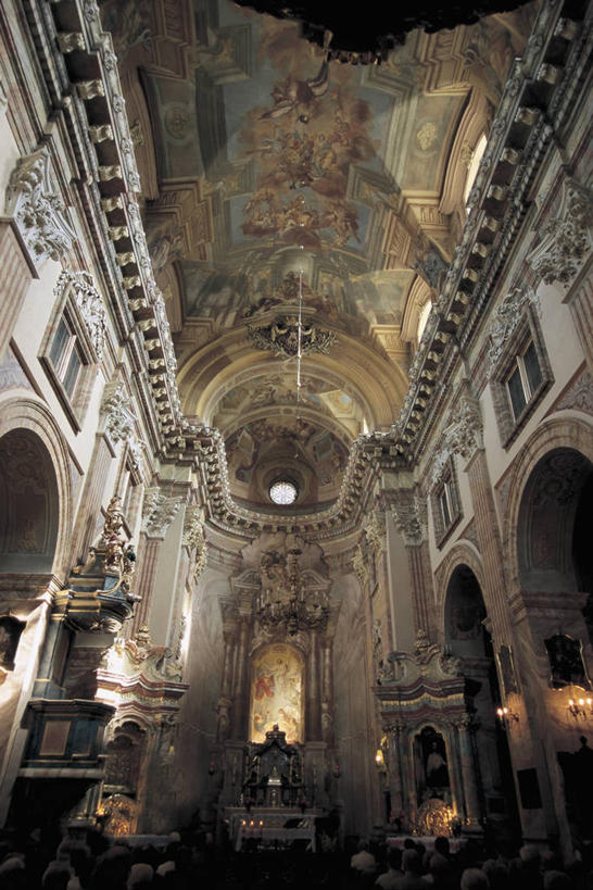 无人,竖图,室内,仰视,绘画,欧洲,波兰,艺术,柱子,拱门,酒类,古典,图像,历史,文化,壁画,酒,饮料,工艺品,地标建筑,品味,摄影,宗教,美术,人造,高雅,基督教,宗教建筑,主题,视角,东欧,美学,蒸馏酒,烈酒,构图,灵性,式样,克拉科夫,小波兰省,设计,彩图,低角度拍摄,旅行,时空