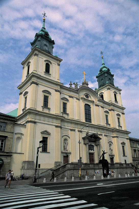 成年人,人群,竖图,室外,白天,仰视,城市,建筑,路,路灯,人行横道,欧洲,波兰,路标,十字架,云,酒类,首都,图像,酒,饮料,天空,地标建筑,摄影,宗教,年龄,人造,基督教,照明设备,宗教建筑,主题,自然现象,视角,东欧,蒸馏酒,烈酒,构图,华沙,灵性,马佐夫舍,斑马线,彩图,低角度拍摄,时空