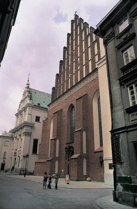 成年人,三个人,人群,竖图,室外,白天,建筑,路,路灯,欧洲,波兰,并排,灯笼,十字架,云,拱门,酒类,首都,图像,酒,饮料,背面,天空,地标建筑,摄影,宗教,人造,基督教,照明设备,宗教建筑,主题,自然现象,视角,东欧,蒸馏酒,烈酒,构图,华沙,灵性,马佐夫舍,女人,步行,彩图,旅行,时空,挨着