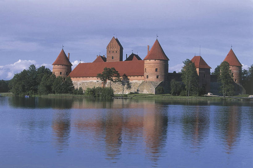无人,横图,室外,白天,湖,植物,建筑,欧洲,反射,城堡,云,尖顶,图像,历史,树,风景,天空,自然,地标建筑,摄影,人造,风格,圆顶建筑,地中海文化,主题,自然现象,哥特式风格,构图,前苏联,立陶宛共和国,死水,特拉凯,彩图,旅行,时空,波罗的海三国,传统文化