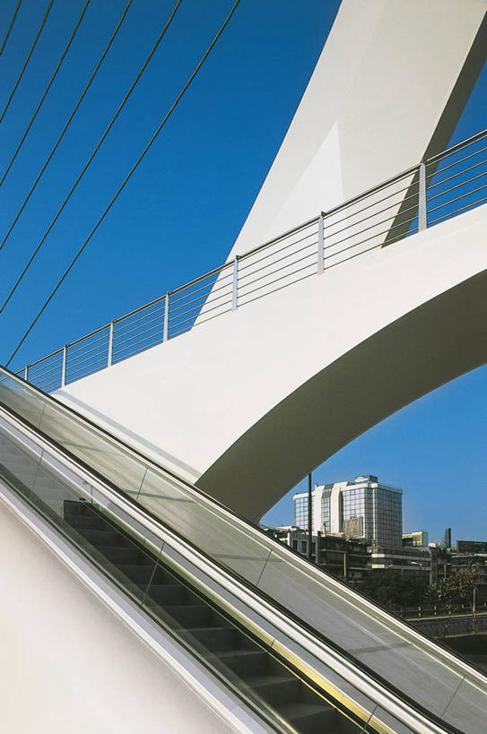 无人,栏杆,竖图,室外,白天,仰视,楼梯,城市,建筑,希腊,欧洲,桥,首都,图像,蓝色,天空,概念,摄影,人行桥,人造,金属丝,地中海文化,都市风光,南欧,边界,主题,视角,万里无云,构图,阿提卡,中部希腊大区,彩图,低角度拍摄,旅行,时空,传统文化