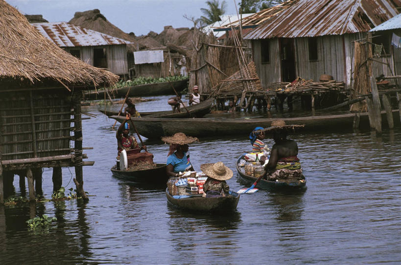 划艇,成年人,人群,坐,横图,室外,白天,正面,商务,消费,船,帽子,非洲,贝宁,小贩,波纹,朦胧,模糊,漂浮,反射,草帽,流水,市场,图像,拿着,货摊,水上市场,背面,天空,容器,虚构,零售,运输,摄影,桨,运河,年龄,人造,独木舟,主题,销售,自然现象,贩卖,视角,广口瓶,东亚文化,妖怪,构图,西非,男人,男性,女人,女性,商人,休闲活动,彩图,旅行,时空,传统文化