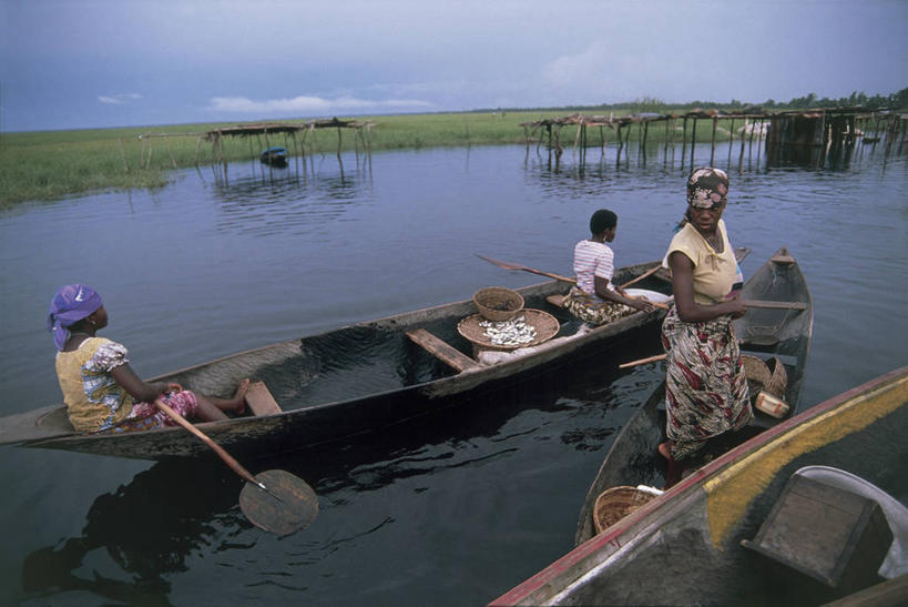 划艇,西方人,成年人,一个人,三个人,人群,站,坐,横图,室外,白天,正面,侧面,旅游,度假,商务,消费,湖,美景,船,欧洲,非洲,贝宁,黑人,欧洲人,仅一个年轻女性,仅一个女性,仅一个人,小贩,波纹,漂浮,头巾,头饰,地平线,景观,水平线,云,市场,小船,图像,娱乐,水上市场,天空,自然,发饰,享受,休闲,虚构,赤脚,景色,放松,零售,运输,摄影,桨,人造,自然风光,独木舟,主题,自然现象,视角,妖怪,构图,西非,死水,年轻女性,女人,女性,非洲人,年轻人,商人,休闲活动,彩图,旅行,时空