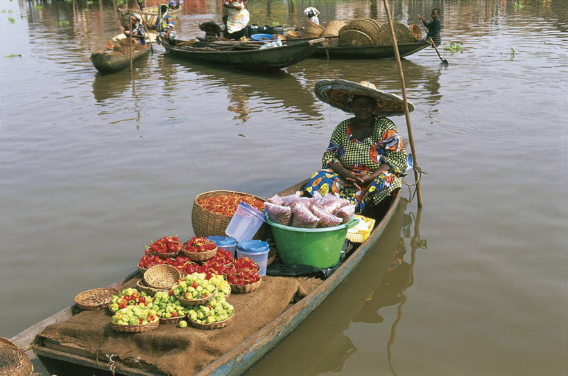 西方人,成年人,中年人,老年人,一个人,坐,握手,横图,室外,白天,正面,旅游,度假,商务,消费,湖,美景,船,辣椒,蔬菜,帽子,欧洲,非洲,贝宁,黑人,欧洲人,仅一个女性,仅一个人,小贩,停靠,反射,包装,长袍,篮子,景观,青椒,香料,食品,市场,调味品,图像,娱乐,饮食,水上市场,衣服,红色,自然,容器,遮阳帽,看,手势,仅一个中年女性,享受,休闲,虚构,木桩,景色,放松,零售,运输,摄影,停止,人造,停泊,近景,自然风光,主题,暂停,贩卖,视角,彩椒,健康食物,停滞,辣角,红海椒,大椒,辣虎,广椒,妖怪,构图,西非,死水,女人,女性,中年女性,非洲人,商人,甜椒,柿子椒,辣子,红辣椒,海椒,番椒,灯笼椒,搀手,拉手,手拉手,手握手,彩图,传统服装,旅行,时空,打手势,传统文化,发展中国家,商业活动