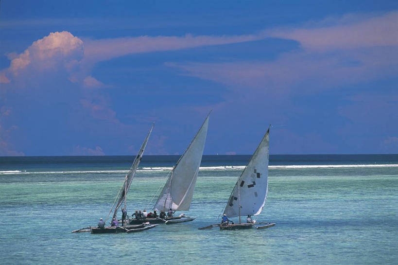 帆船,成年人,人群,站,坐,横图,室外,白天,旅游,度假,海洋,美景,水,船,非洲,坦桑尼亚,行人,游客,游人,朦胧,模糊,风力,地平线,景观,水平线,云,图像,娱乐,路人,旅客,蓝色,风景,天空,自然,交通工具,波浪,享受,休闲,概念,帆,景色,放松,运输,摄影,航海,宁静,年龄,人造,自然风光,载具,主题,自然现象,替代能源,构图,东非,桑吉巴尔,过客,彩图,旅行,时空,传统文化,双体船