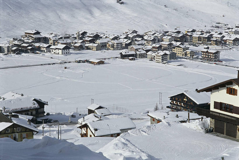 无人,横图,俯视,室外,白天,雪,建筑,意大利,欧洲,冬天,城镇,图像,白色,寒冷,季节,摄影,人造,地中海文化,南欧,主题,视角,伦巴第大区,构图,丽晖谷,自然地理,彩图,高角度拍摄,时空,传统文化