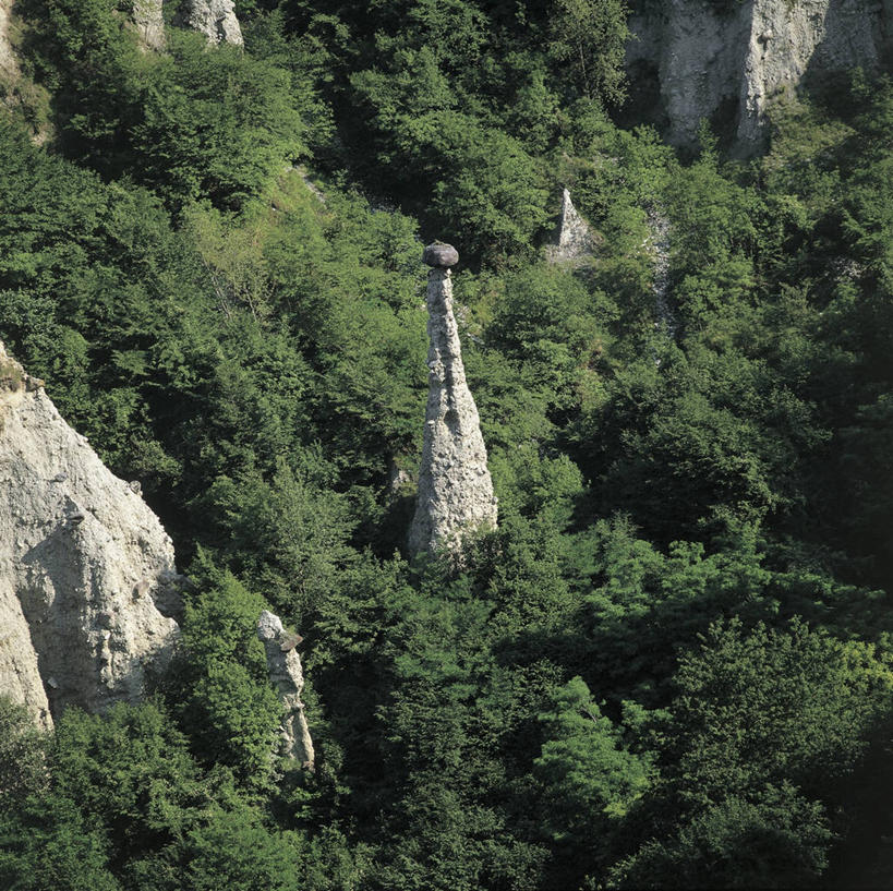 无人,方图,俯视,室外,白天,旅游,度假,绘画,美景,植物,城市,意大利,欧洲,艺术,景观,古典,图像,文化,娱乐,树,自然,工艺品,品味,享受,休闲,概念,景色,金字塔,放松,摄影,宁静,美术,高雅,岩层,地中海文化,南欧,自然风光,主题,视角,伦巴第大区,地貌,美学,构图,布雷西亚,自然地理,岩石,彩图,高角度拍摄,旅行,时空,传统文化