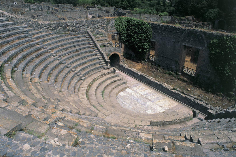 无人,栏杆,横图,俯视,室外,白天,植物,建筑,意大利,欧洲,拱门,围墙,常春藤,图像,历史,破坏,破损,废墟,台阶,树,概念,摄影,损坏,人造,地中海文化,南欧,边界,主题,视角,意大利文化,那不勒斯海湾,坎帕尼亚,构图,庞贝,彩图,高角度拍摄,旅行,时空,传统文化