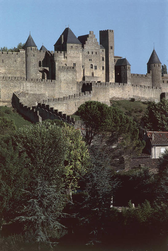 无人,家,竖图,室外,白天,仰视,植物,建筑,法国,欧洲,城堡,房屋,屋顶,屋子,草屋,图像,顶棚,历史,住宅,草,树,天空,茅草屋,概念,摄影,保护,人造,西欧,要塞,地中海文化,法兰西,主题,视角,建筑材料,中欧,万里无云,法兰西共和国,卡尔卡松,法兰西第五共和国,构图,朗格多克.鲁西永,朗格多克.鲁西永大区,石块,彩图,低角度拍摄,旅行,房子,茅舍,茅屋,小屋,鲁西永,时空,传统文化,状态,奥德