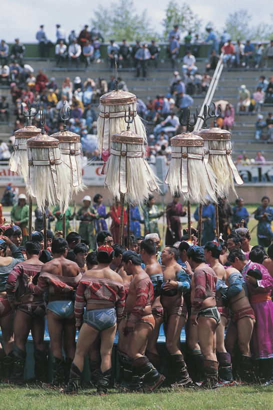 东方人,成年人,脸,头,脸颊,人群,体育馆,运动场,站,竖图,室外,白天,侧面,运动服,运动,竞争,摔跤,蒙古,亚洲,对抗,泳裤,节日,庆祝,冲突,竞技运动,首都,许多人,图像,黄种人,破坏,文化,设备,体育场,肩膀,物品,背面,衣服,一群人,庆典,概念,武器,战争,摄影,纪念,损坏,攻击,威胁,对立,矛盾,兵器,主题,防御,矛,视角,东亚,队服,敌对,挫败,斗争,抗拒,抗衡,运动馆,杀伤,威慑,构图,乌兰巴托,三叉戟,乌布苏省,长兵器,危险,男人,男性,年轻男性,亚洲人,年轻人,头部,脸部,脸蛋,面部,休闲活动,彩图,旅行,时空,传统文化,蒙古文化,那达慕,传统节日