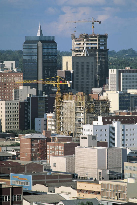 西方人,无人,竖图,俯视,室外,白天,度假,建筑业,技术,美景,城市风光,城市,建筑,摩天大楼,欧洲,非洲,津巴布韦,黑人,欧洲人,文字,屋顶,景观,云,首都,图像,娱乐,设备,物品,施工,天空,建筑工地,交通工具,享受,休闲,机械,起重机,办公大楼,景色,放松,工业,摄影,英文字母,工程,人造,载具,主题,自然现象,视角,构图,工作车,施工车,哈拉雷,大写字母,非洲人,彩图,高角度拍摄,旅行,时空