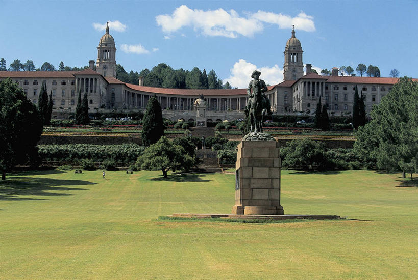 西方人,成年人,人群,横图,室外,白天,植物,城市,建筑,雕塑,欧洲,非洲,比勒陀利亚,南非,黑人,欧洲人,阴影,雕像,庭院,地面,首都,许多人,图像,树,一群人,摄影,年龄,人造,政府大楼,都市风光,主题,政府,构图,德兰士瓦省,豪登省,非洲人,彩图,旅行,联合大厦,时空