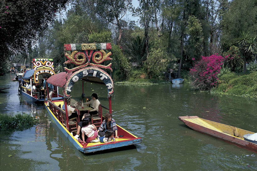 西方人,人群,横图,俯视,室外,白天,旅途,美景,水,植物,船,客轮,墨西哥,欧洲,欧洲人,行人,游客,游人,漂浮,反射,文字,景观,首都,图像,路人,旅客,树,天空,自然,地标建筑,概念,景色,运输,摄影,英文字母,人造,北美,北美洲,拉丁美洲,自然风光,主题,美洲,自然现象,视角,观光船,墨西哥城,霍奇米尔科,北亚美利加洲,亚美利加洲,墨西哥合众国,仙人掌王国,构图,过客,大写字母,白种人,休闲活动,彩图,高角度拍摄,旅行,时空
