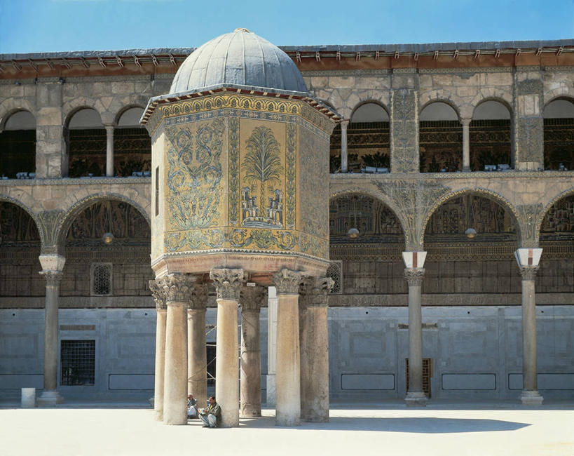 成年人,两个人,横图,室外,白天,城市,建筑,叙利亚,亚洲,一排,阴影,花纹,整齐,图案,柱子,庭院,拱门,地面,酒类,首都,图像,历史,酒,饮料,排列,天空,工艺品,概念,摄影,宗教,财政部,考古学,人造,伊斯兰教,中东,圆顶建筑,宗教建筑,地中海文化,队列,主题,清真寺,自然现象,大清真寺,拱廊,蒸馏酒,烈酒,构图,古代文明,古代史,灵性,一致,大马士革,倭马亚大清真寺,男人,男性,彩图,旅行,时空,传统文化,状态