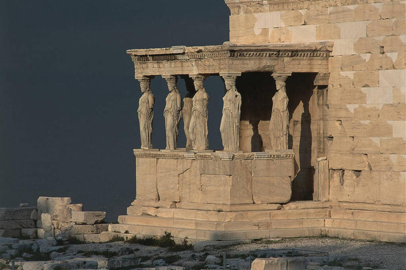 无人,寺庙,横图,室外,白天,建筑,雕塑,希腊,欧洲,阴影,雕像,柱子,围墙,首都,图像,历史,石墙,废墟,天空,地标建筑,摄影,考古学,人造,宗教建筑,地中海文化,南欧,希腊文化,主题,自然现象,古典风格,雅典卫城,构图,古代文明,阿提卡,中部希腊大区,彩图,旅行,门廊,时空,依瑞克提翁神殿,传统文化,状态