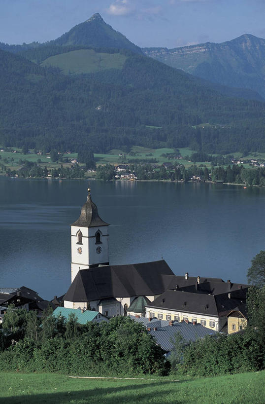 无人,教堂,码头,竖图,俯视,室外,白天,湖,山,山脉,植物,港口,建筑,奥地利,欧洲,屋顶,城镇,塔,酒类,图像,酒,草,树,饮料,天空,摄影,宗教,人造,基督教,宗教建筑,主题,自然现象,视角,中欧,地貌,蒸馏酒,烈酒,构图,萨尔茨堡州,灵性,萨尔茨卡默古特,上奥地利州,死水,彩图,高角度拍摄,旅行,摆渡口,埠头,渡口,渡头,港湾,海港,货运码头,口岸,商港,沃尔夫冈湖,时空