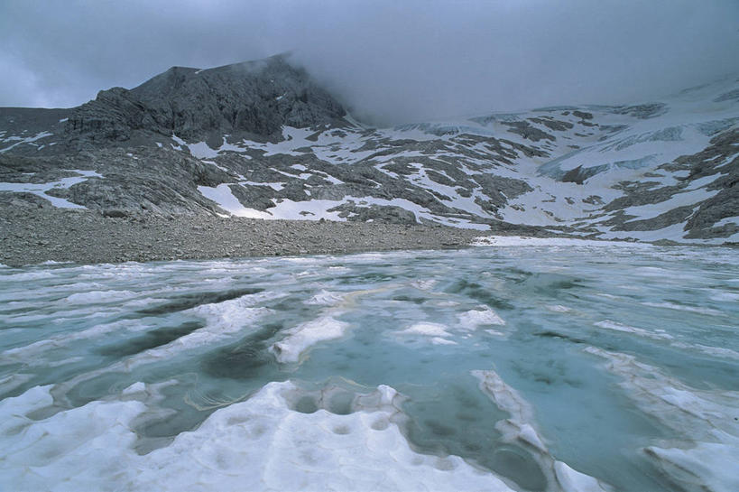 无人,横图,室外,白天,旅游,度假,湖,美景,山,山脉,雪,雾,奥地利,欧洲,冰,景观,云,冬天,图像,娱乐,风景,天空,自然,享受,休闲,概念,景色,放松,寒冷,季节,摄影,宁静,自然风光,主题,自然现象,中欧,地貌,构图,上奥地利州,死水,哈尔施塔特,彩图,旅行,时空,状态