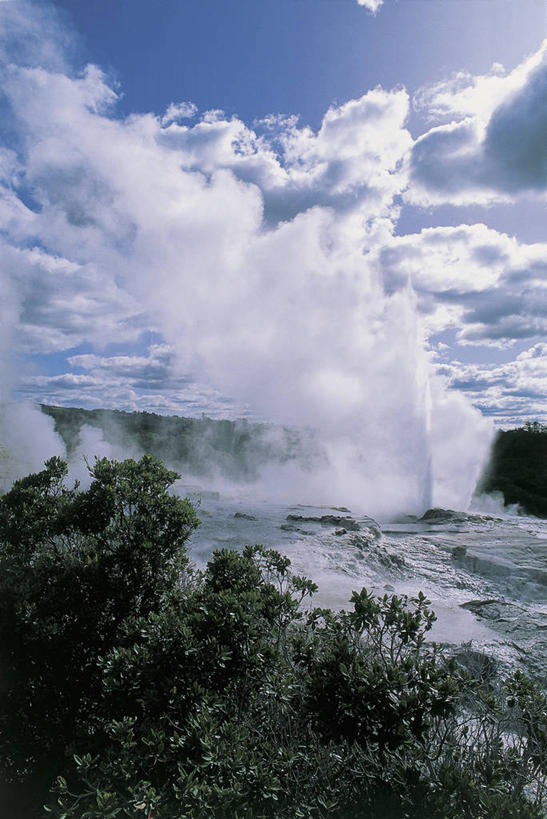 无人,竖图,俯视,室外,白天,河流,水,植物,新西兰,溅,流水,云,图像,树,风景,天空,自然,地标建筑,摄影,流动,主题,大洋洲,自然现象,视角,澳大拉西亚,间歇泉,构图,地质学,丰盛湾,罗托鲁阿,自然地理,彩图,高角度拍摄,旅行,时空