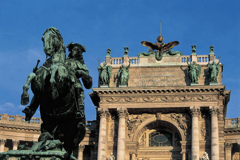 无人,宫殿,栏杆,横图,室外,白天,仰视,建筑,马,野生动物,雕塑,奥地利,欧洲,维也纳,天使,艺术,装饰,标志,雕刻,雕像,符号,柱子,拱门,纪念碑,首都,图像,历史,标识,蓝色,天空,动物,工艺品,运输,摄影,牲畜,纪念,美术,人造,风格,主题,古典风格,陈列,视角,欧洲文化,中欧,万里无云,功能,美学,性别符号,构图,霍夫堡宫,彩图,低角度拍摄,旅行,时空,男性符号,状态