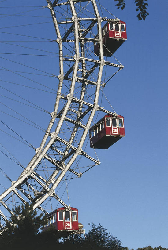 无人,游乐园,竖图,室外,白天,仰视,游戏,植物,奥地利,欧洲,维也纳,首都,玩,图像,娱乐,树,蓝色,天空,休闲,概念,摄影,游乐设施,活动,部分,享乐,发泄,消遣,智力,主题,视角,中欧,大转轮,万里无云,宣泄,构图,游艺设施,普拉特公园,玩耍,嬉戏,彩图,低角度拍摄,旅行,时空