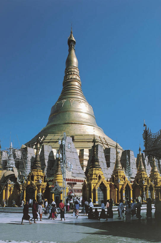 人群,寺庙,竖图,室外,白天,度假,城市,建筑,路灯,缅甸,亚洲,阴影,酒类,首都,许多人,图像,佛塔,酒,饮料,衣服,蓝色,天空,地标建筑,一群人,摄影,宗教,东南亚,佛教,人造,神殿,照明设备,宗教建筑,都市风光,主题,万里无云,缅甸联邦,瑞德贡大金塔,仰光大金塔,仰光大金寺,雪德宫大金塔,大金塔,蒸馏酒,烈酒,构图,灵性,印度支那,瑞大光塔,瑞光大金塔,彩图,传统服装,旅行,时空,仰光,发展中国家,雪达根大金寺