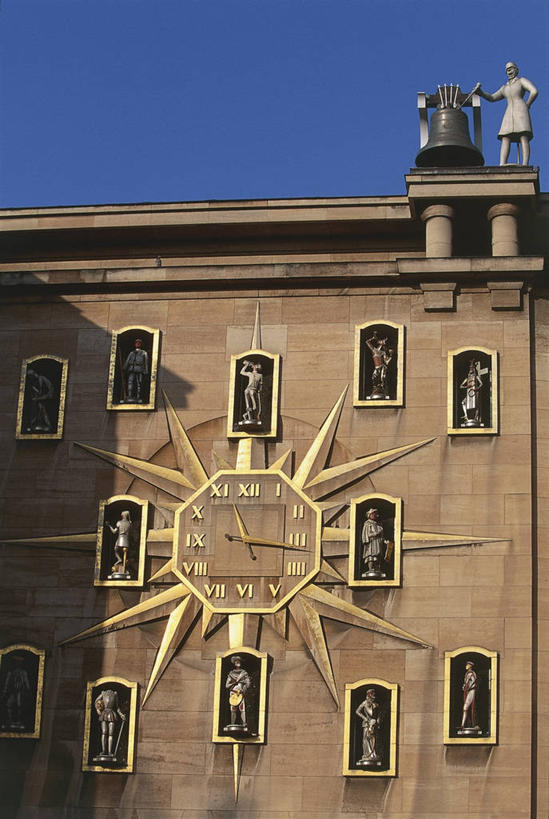 无人,竖图,室外,白天,仰视,城市,建筑,雕塑,比利时,欧洲,时间,标志,雕像,符号,数字,钟楼,指针,首都,罗马数字,图像,标识,针,铃,蓝色,天空,时针,摄影,人造,分针,主题,视角,计时工具,布鲁塞尔,万里无云,性别符号,构图,钟,彩图,低角度拍摄,旅行,时空,男性符号