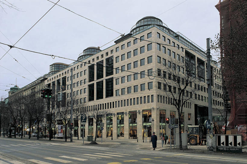 人群,横图,室外,白天,植物,建筑,路,汽车,奥地利,欧洲,维也纳,标志,路标,首都,图像,车,树,交通工具,办公大楼,摄影,人造,载具,主题,交通标志,中欧,堆土机,构图,彩图,旅行,时空