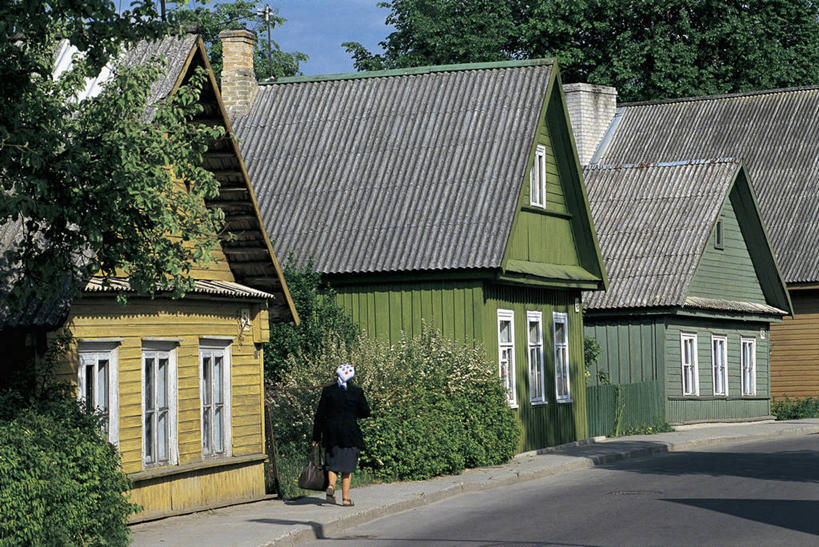 一个人,家,横图,室外,白天,植物,建筑,路,欧洲,仅一个女性,阴影,朦胧,模糊,包,房屋,屋子,图像,拿着,楼房,住宅,树,背面,摄影,生活方式,人造,住房,风格,地中海文化,主题,视角,构图,前苏联,立陶宛共和国,特拉凯,步行,彩图,旅行,房子,时空,波罗的海三国,居住区,传统文化