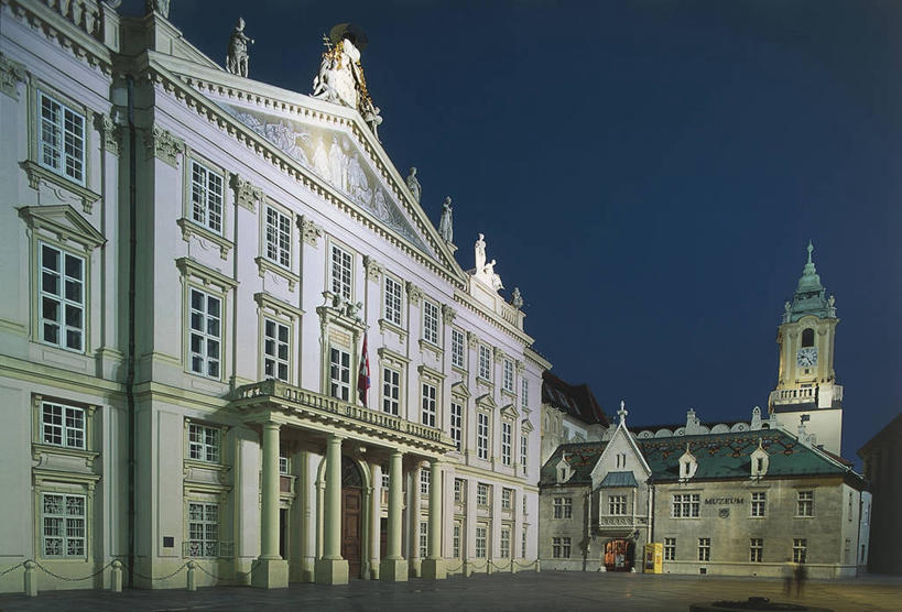 无人,宫殿,横图,室外,白天,窗户,城市,建筑,雕塑,欧洲,斯洛伐克,装饰,雕像,柱子,塔,尖顶,首都,图像,历史,钟塔,蓝色,天空,概念,摄影,复杂,人造,风格,地中海文化,都市风光,主题,东欧,万里无云,构图,布拉迪斯拉发,彩图,旅行,时空,传统文化