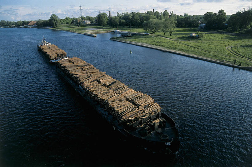 无人,拉,横图,室外,白天,河流,植物,船,欧洲,波纹,堆叠,木制,房屋,地形,河岸,流水,云,图像,草,树,排列,天空,概念,工业,运输,摄影,人造,住房,地中海文化,主题,自然现象,地貌,构图,前苏联,立陶宛共和国,彩图,旅行,时空,波罗的海三国,传统文化,拖轮,驳船