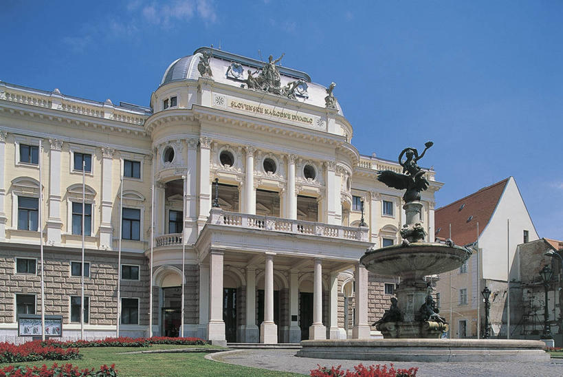 无人,横图,室外,白天,水,窗户,城市,建筑,喷泉,雕塑,欧洲,斯洛伐克,雕像,柱子,歌剧院,首都,音乐,图像,草,蓝色,天空,地标建筑,摄影,纪念,留念,人造,都市风光,主题,怀念,自然现象,东欧,万里无云,构图,布拉迪斯拉发,彩图,旅行,时空